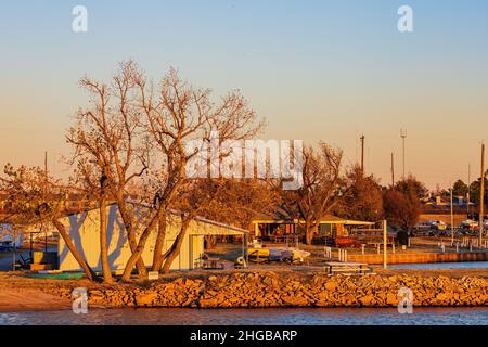 Oklahoma, DEC 12 2021 - Vista al tramonto dell'Oklahoma City Boat Club Foto Stock