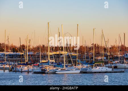 Oklahoma, DEC 12 2021 - Vista al tramonto dell'Oklahoma City Boat Club Foto Stock