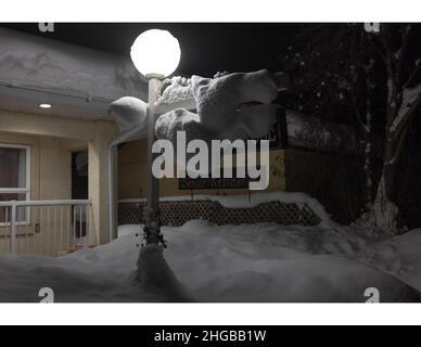 Le condizioni di neve in inverno creano una meraviglia invernale a Golden, BC, Canada Foto Stock