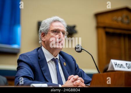 Richard Glick, Presidente della Commissione federale per la regolamentazione energetica, appare davanti a un'audizione della Camera Committee on Energy and Commerce, sottoCommittee on Legislation and Budget Process "protezione della nostra infrastruttura energetica: Legislazione per migliorare l'affidabilità della pipeline" nell'edificio Rayburn House Office di Washington, DC, mercoledì 19 gennaio 2022. Credit: Rod Lammey/CNP /MediaPunch Foto Stock