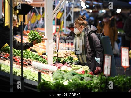 Francoforte, Germania. 19th Jan 2022. Un negozio di verdure presso un mercato a Francoforte, in Germania, il 19 gennaio 2022. Il tasso di inflazione annuale della Germania ha raggiunto il 3,1% nel 2021, il livello più alto dal 1993, l'Ufficio federale di statistica (Destatis) ha annunciato mercoledì. Credit: LU Yang/Xinhua/Alamy Live News Foto Stock