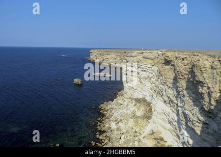 Vista sul mare e scogliere. Turismo nella Crimea. Foto estiva di un paesaggio marino. Foto Stock