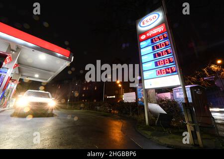 Francoforte, Germania. 19th Jan 2022. Foto scattata il 19 gennaio 2022 mostra una stazione di servizio a Francoforte, Germania. Il tasso di inflazione annuale della Germania ha raggiunto il 3,1% nel 2021, il livello più alto dal 1993, l'Ufficio federale di statistica (Destatis) ha annunciato mercoledì. Credit: LU Yang/Xinhua/Alamy Live News Foto Stock