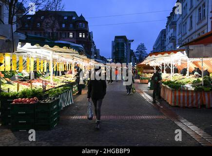 Francoforte, Germania. 19th Jan 2022. La gente acquista in un mercato a Francoforte, in Germania, il 19 gennaio 2022. Il tasso di inflazione annuale della Germania ha raggiunto il 3,1% nel 2021, il livello più alto dal 1993, l'Ufficio federale di statistica (Destatis) ha annunciato mercoledì. Credit: LU Yang/Xinhua/Alamy Live News Foto Stock