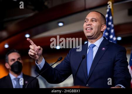 Presidente della Camera dei Democratici Caucus Rappresentante degli Stati Uniti Hakeem Jeffries (democratico di New York) offre osservazioni durante una conferenza stampa al Campidoglio degli Stati Uniti a Washington, DC, mercoledì 19 gennaio 2022. Credit: Rod Lammey/CNP /MediaPunch Foto Stock