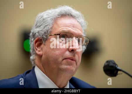 Washington, Vereinigte Staaten. 19th Jan 2022. Richard Glick, Presidente della Commissione federale per la regolamentazione energetica, appare davanti a un Comitato della Camera per l'energia e il Commercio, sottocomitato per il processo legislativo e di bilancio audizione "protezione della nostra infrastruttura energetica: Legislazione per migliorare la reliabilityâ di pipeline nell'edificio Rayburn House Office a Washington, DC, mercoledì 19 gennaio 2022. Credit: Rod Lammey/CNP/dpa/Alamy Live News Foto Stock