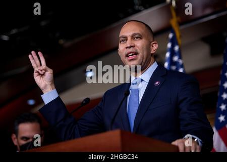 Presidente della Camera dei Democratici Caucus Rappresentante degli Stati Uniti Hakeem Jeffries (democratico di New York) offre osservazioni durante una conferenza stampa al Campidoglio degli Stati Uniti a Washington, DC, mercoledì 19 gennaio 2022. Credito: Rod Lammey/CNP Foto Stock