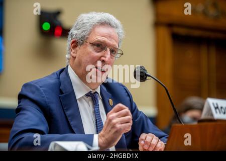 Washington, Stati Uniti d'America. 19th Jan 2022. Richard Glick, Presidente della Commissione federale per la regolamentazione energetica, appare davanti a un'audizione della Camera Committee on Energy and Commerce, sottoCommittee on Legislation and Budget Process "protezione della nostra infrastruttura energetica: Legislazione per migliorare l'affidabilità della pipeline" nell'edificio Rayburn House Office di Washington, DC, mercoledì 19 gennaio 2022. Credit: Rod Lammey/CNP/Sipa USA Credit: Sipa USA/Alamy Live News Foto Stock