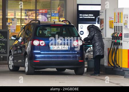 Berlino, Germania. 19th Jan 2022. Un cliente alimenta un veicolo in una stazione di servizio a Berlino, capitale della Germania, il 19 gennaio 2022. Il tasso di inflazione annuale della Germania ha raggiunto il 3,1% nel 2021, il livello più alto dal 1993, l'Ufficio federale di statistica (Destatis) ha annunciato mercoledì. Credit: Stefan Zeitz/Xinhua/Alamy Live News Foto Stock