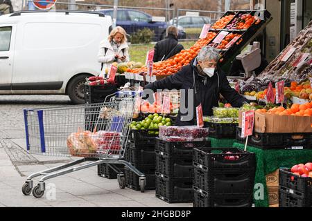 Berlino, Germania. 19th Jan 2022. Un negozio di clienti in un negozio di frutta a Berlino, capitale della Germania, il 19 gennaio 2022. Il tasso di inflazione annuale della Germania ha raggiunto il 3,1% nel 2021, il livello più alto dal 1993, l'Ufficio federale di statistica (Destatis) ha annunciato mercoledì. Credit: Stefan Zeitz/Xinhua/Alamy Live News Foto Stock