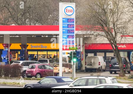 Berlino, Germania. 19th Jan 2022. Foto scattata il 19 gennaio 2022 mostra una stazione di servizio a Berlino, capitale della Germania. Il tasso di inflazione annuale della Germania ha raggiunto il 3,1% nel 2021, il livello più alto dal 1993, l'Ufficio federale di statistica (Destatis) ha annunciato mercoledì. Credit: Stefan Zeitz/Xinhua/Alamy Live News Foto Stock