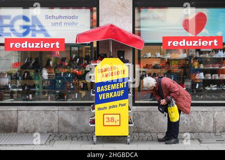 Berlino, Germania. 19th Jan 2022. Il 19 gennaio 2022 un cliente sceglie le scarpe in vendita all'esterno di un negozio di scarpe a Berlino, capitale della Germania. Il tasso di inflazione annuale della Germania ha raggiunto il 3,1% nel 2021, il livello più alto dal 1993, l'Ufficio federale di statistica (Destatis) ha annunciato mercoledì. Credit: Stefan Zeitz/Xinhua/Alamy Live News Foto Stock