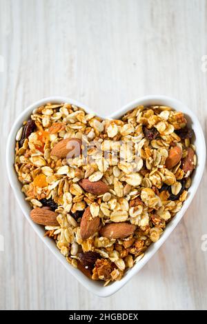 Granola in un cuore-ciotola sagomata Foto Stock