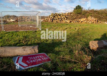 Wendover, Aylesbury, Buckinghamshire, Regno Unito. 19th Gennaio 2022. Una volta bella strada alberata e fiancheggiata da siepi di campagna, è ora un tunnel del vento come HS2 hanno distrutto enormi quantità di alberi e siepi come parte della costruzione di High Speed Rail. Credit: Maureen McLean/Alamy Foto Stock