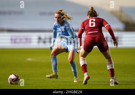 Lauren Hemp di Manchester City (a sinistra) e Aimee Palmer di Bristol City in azione durante la finale della Continental Women's League Cup all'Academy Stadium di Manchester. Data foto: Mercoledì 19 gennaio 2022. Foto Stock