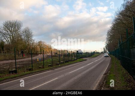 Wendover, Aylesbury, Buckinghamshire, Regno Unito. 19th Gennaio 2022. Il lato sinistro della strada lungo il A413 a Wendover è ora irriconoscibile in quanto HS2 hanno abbattuto acri di terreno boscoso maturo e distrutto ex fiorente habitat faunistici. Credit: Maureen McLean/Alamy Foto Stock