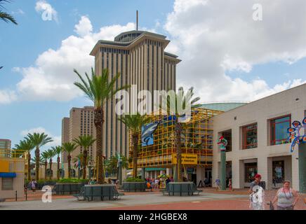 Audubon Aquarium of the Americas e Four Seasons Hotel nello storico quartiere Francese, New Orleans, Louisiana LA, USA. Foto Stock