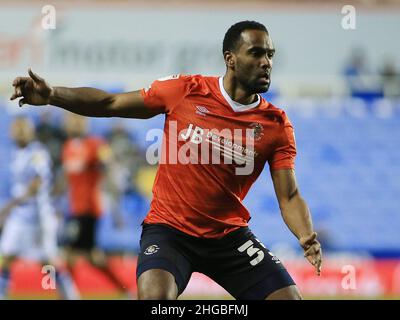 Reading, Regno Unito. 19th Jan 2022. Cameron Jerome di Luton Town guarda avanti. EFL Skybet Championship Match, Reading v Luton Town al Select Car Leasing Stadium di Reading mercoledì 19th gennaio 2022. Questa immagine può essere utilizzata solo a scopo editoriale. Solo per uso editoriale, licenza richiesta per uso commerciale. Nessun uso in scommesse, giochi o un singolo club/campionato/player pubblicazioni. pic di Steffan Bowen/Andrew Orchard sport fotografia/Alamy Live news credito: Andrew Orchard sport fotografia/Alamy Live News Foto Stock