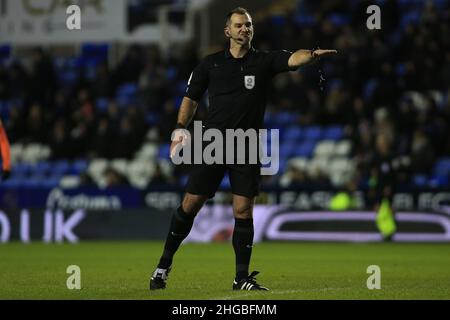 Reading, Regno Unito. 19th Jan 2022. Arbitro Tim Robinson in azione durante il gioco. EFL Skybet Championship Match, Reading v Luton Town al Select Car Leasing Stadium di Reading mercoledì 19th gennaio 2022. Questa immagine può essere utilizzata solo a scopo editoriale. Solo per uso editoriale, licenza richiesta per uso commerciale. Nessun uso in scommesse, giochi o un singolo club/campionato/player pubblicazioni. pic di Steffan Bowen/Andrew Orchard sport fotografia/Alamy Live news credito: Andrew Orchard sport fotografia/Alamy Live News Foto Stock