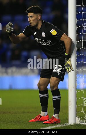 Reading, Regno Unito. 19th Jan 2022. Luke Southwood, il portiere della lettura in azione durante il gioco. EFL Skybet Championship Match, Reading v Luton Town al Select Car Leasing Stadium di Reading mercoledì 19th gennaio 2022. Questa immagine può essere utilizzata solo a scopo editoriale. Solo per uso editoriale, licenza richiesta per uso commerciale. Nessun uso in scommesse, giochi o un singolo club/campionato/player pubblicazioni. pic di Steffan Bowen/Andrew Orchard sport fotografia/Alamy Live news credito: Andrew Orchard sport fotografia/Alamy Live News Foto Stock