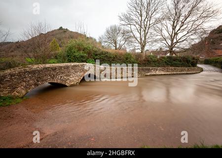 Lunga esposizione del fiume Avill che scorre sotto il ponte Gallox nel villaggio di Dunster nel Somerset Foto Stock