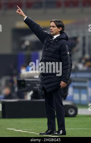 Milano, Italia. 19th Jan 2022. Simone Inzaghi (FC Internazionale) gesti durante l'Inter - FC Internazionale vs Empoli FC, partita di calcio Italiana Coppa Italia a Milano, Gennaio 19 2022 Credit: Independent Photo Agency/Alamy Live News Foto Stock