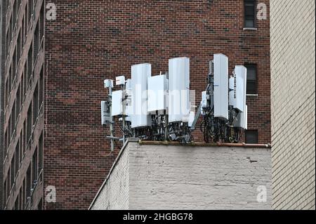 New York, Stati Uniti. 19th Jan 2022. Vista di una torre di telefoni cellulari a grappolo, conosciuta come “siti cellulari”, in cima ad un angolo di un edificio nel quartiere di New York City di Manhattan, NY, 19 gennaio 2022. Due operatori wireless, Verizon Communications Inc. E AT&T Inc., hanno accettato di non attivare circa 5G segnali vicino alle piste aeroportuali, oltre a preoccupazioni il segnale potrebbe interferire con le frequenze radio utilizzate per atterrare gli aerei e causare gravi interruzioni per i viaggi passeggeri.(Foto di Anthony Behar/Sipa USA) credito: Sipa USA/Alamy Live News Foto Stock