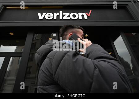 New York, Stati Uniti. 19th Jan 2022. Un uomo usa un telefono delle cellule mentre cammina davanti ad un deposito al dettaglio di Verizon a New York, NY, 19 gennaio 2022. Due operatori wireless, Verizon Communications Inc. E AT&T Inc., hanno accettato di non attivare circa 5G segnali vicino alle piste aeroportuali, oltre a preoccupazioni il segnale potrebbe interferire con le frequenze radio utilizzate per atterrare gli aerei e causare gravi interruzioni per i viaggi passeggeri.(Foto di Anthony Behar/Sipa USA) credito: Sipa USA/Alamy Live News Foto Stock
