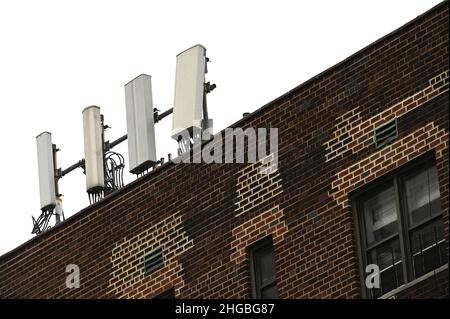 New York, Stati Uniti. 19th Jan 2022. Vista di una torre di telefoni cellulari a grappolo, conosciuta come “siti cellulari”, in cima ad un angolo di un edificio nel quartiere di New York City di Manhattan, NY, 19 gennaio 2022. Due operatori wireless, Verizon Communications Inc. E AT&T Inc., hanno accettato di non attivare circa 5G segnali vicino alle piste aeroportuali, oltre a preoccupazioni il segnale potrebbe interferire con le frequenze radio utilizzate per atterrare gli aerei e causare gravi interruzioni per i viaggi passeggeri.(Foto di Anthony Behar/Sipa USA) credito: Sipa USA/Alamy Live News Foto Stock