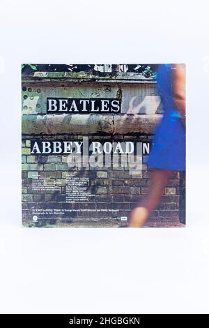 Retro della copertina del disco per 12 pollici LP vinile di Abbey Road accanto ai Beatles mostrando il cartello stradale sul muro isolato su sfondo bianco Foto Stock
