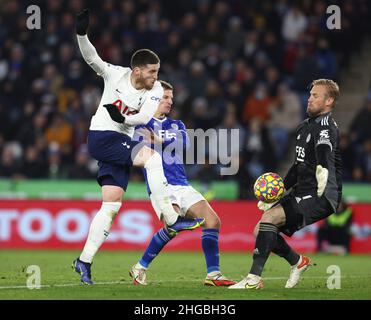 Leicester, Inghilterra, 19th gennaio 2022. Kasper Schmeichel di Leicester City risparmia un punto in bianco da Matt Doherty di Tottenham durante la partita della Premier League al King Power Stadium di Leicester. Il credito dell'immagine dovrebbe leggere: Darren Staples / Sportimage Credit: Sportimage/Alamy Live News Foto Stock