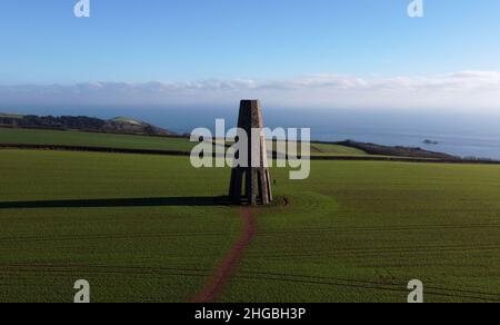 Il Daymark, Kingswear, Devon, Inghilterra: Vista ad angolo alto del drone dell'aiuto di navigazione vittoriano usato per localizzare la foce del fiume Dart Foto Stock