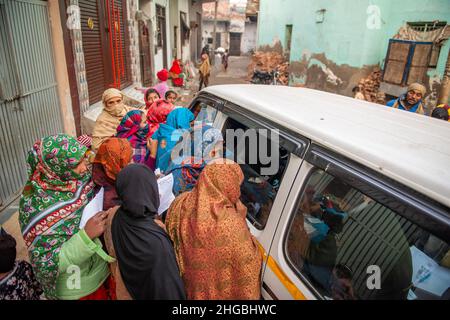 Ghaziabad, India. 19th Jan 2022. Un gruppo di donne musulmane è visto sulla finestra di un furgone, durante la visita di clinica mobile caritativa.Mobile Clinic veicolo gestito in luoghi designati, Nelle zone di slum della città di Ghaziabad con l'aiuto del Tirthankar Lord Mahavir ospedale caritativo e vanno due volte alla settimana e addebita 10 rupie indiane per i farmaci e la consultazione del medico. Credit: SOPA Images Limited/Alamy Live News Foto Stock