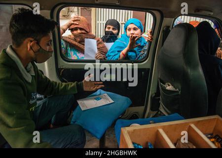 Ghaziabad, India. 19th Jan 2022. Un gruppo di donne musulmane è visto sulla finestra di un furgone, durante la visita di clinica mobile caritativa.Mobile Clinic veicolo gestito in luoghi designati, Nelle zone di slum della città di Ghaziabad con l'aiuto del Tirthankar Lord Mahavir ospedale caritativo e vanno due volte alla settimana e addebita 10 rupie indiane per i farmaci e la consultazione del medico. Credit: SOPA Images Limited/Alamy Live News Foto Stock