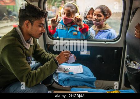 Ghaziabad, India. 19th Jan 2022. Il fondatore Akash Verma ha visto sedersi in macchina mentre dà la medicina ai pazienti durante la visita della clinica mobile caritativa.veicolo della clinica mobile run in posti designati, Nelle zone di slum della città di Ghaziabad con l'aiuto del Tirthankar Lord Mahavir ospedale caritativo e vanno due volte alla settimana e addebita 10 rupie indiane per i farmaci e la consultazione del medico. (Foto di Pradeep Gaur/SOPA Images/Sipa USA) Credit: Sipa USA/Alamy Live News Foto Stock