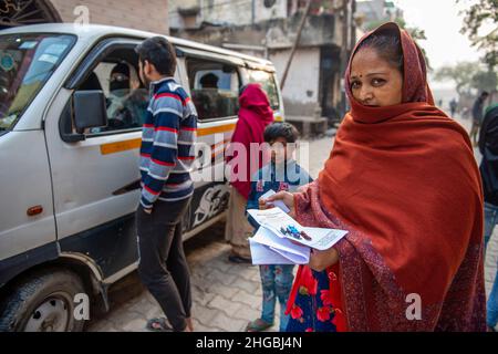 Ghaziabad, India. 19th Jan 2022. Una donna vista con le sue carte medicinali, durante la visita di caritatevole clinica vehicle.Mobile Clinic veicolo gestito in luoghi designati, Nelle zone di slum della città di Ghaziabad con l'aiuto del Tirthankar Lord Mahavir ospedale caritativo e vanno due volte alla settimana e addebita 10 rupie indiane per i farmaci e la consultazione del medico. (Foto di Pradeep Gaur/SOPA Images/Sipa USA) Credit: Sipa USA/Alamy Live News Foto Stock