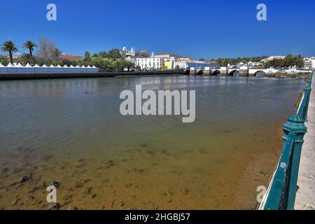 Il cosiddetto Ponte Romana-Ponte dal 12th che attraversa il fiume Gilao. Tavira-Portogallo-059 Foto Stock