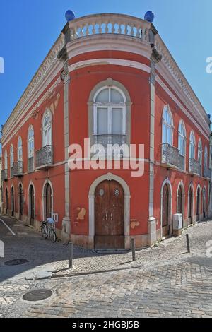 Casa dipinto di rosa-lato nord della città-riva sinistra del fiume Gilao. Tavira-Algarve-Portogallo-063 Foto Stock