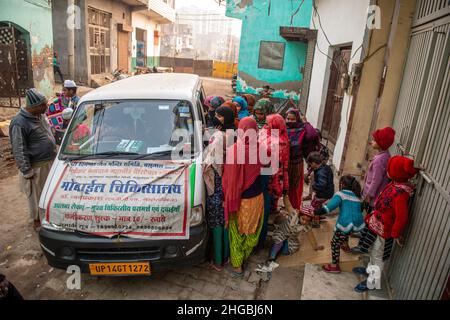 Ghaziabad, India. 19th Jan 2022. Un gruppo di donne musulmane sono viste intorno al furgone, durante la visita della clinica mobile caritativa.Mobile Clinic veicolo gestito in luoghi designati, Nelle zone di slum della città di Ghaziabad con l'aiuto del Tirthankar Lord Mahavir ospedale caritativo e vanno due volte alla settimana e addebita 10 rupie indiane per i farmaci e la consultazione del medico. (Foto di Pradeep Gaur/SOPA Images/Sipa USA) Credit: Sipa USA/Alamy Live News Foto Stock