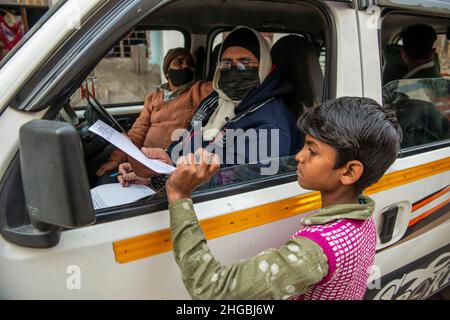 Ghaziabad, India. 19th Jan 2022. Il dottor Jai Prakash ha visto dare un foglio di medicazione ad un ragazzo durante la visita di caritatevole mobile clinica vehicle.Mobile Clinic veicolo gestito in luoghi designati, Nelle zone di slum della città di Ghaziabad con l'aiuto del Tirthankar Lord Mahavir ospedale caritativo e vanno due volte alla settimana e addebita 10 rupie indiane per i farmaci e la consultazione del medico. (Foto di Pradeep Gaur/SOPA Images/Sipa USA) Credit: Sipa USA/Alamy Live News Foto Stock