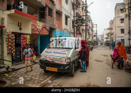 Ghaziabad, India. 19th Jan 2022. I pazienti sono visti intorno al furgone, durante la visita della clinica mobile caritativa.Mobile Clinic veicolo gestito in luoghi designati, Nelle zone di slum della città di Ghaziabad con l'aiuto del Tirthankar Lord Mahavir ospedale caritativo e vanno due volte alla settimana e addebita 10 rupie indiane per i farmaci e la consultazione del medico. (Foto di Pradeep Gaur/SOPA Images/Sipa USA) Credit: Sipa USA/Alamy Live News Foto Stock