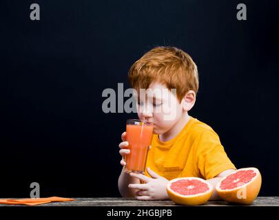 succo amaro e aspro di pompelmo rosso, il succo è insapore e molte persone e bambini non piace, ma il succo è buono per la salute Foto Stock