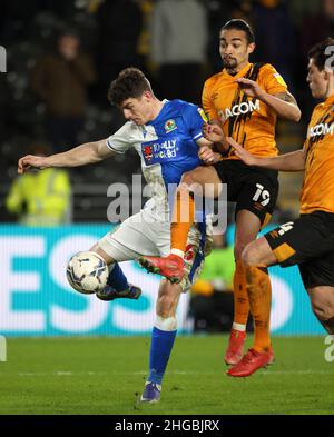 Darragh Lenihan di Blackburn Rovers (a sinistra) e Randell Williams di Hull City combattono per la palla durante la partita del campionato Sky Bet al MKM Stadium di Kingston upon Hull. Data foto: Mercoledì 19 gennaio 2022. Foto Stock