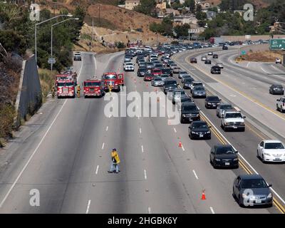 Chatsworth, California, Stati Uniti d'America - 8 luglio 2010: Il fuoco a spazzola causa di ingorghi di traffico sulla superstrada 118 nella zona di San Fernando Valley di Los Angeles. Foto Stock