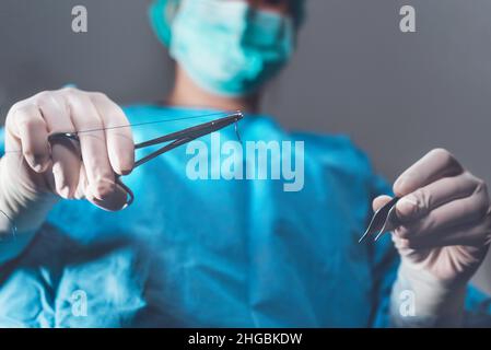 Chirurgo femminile in sala operatoria. Foto di alta qualità Foto Stock