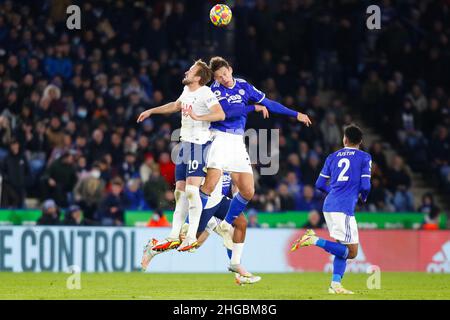 Leicester, Regno Unito. 19th gennaio 2022: King Power Stadium, Leicester, Leicestershire, Inghilterra; Premier League Football, Leicester City Versus Tottenham Hotspur; Harry Kane di Tottenham Hotspur e Jannik Vestergaard di Leicester City gareggiano per una palla aerea Credit: Action Plus Sports Images/Alamy Live News Foto Stock