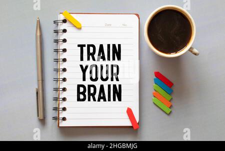 Texte sur Train Your Brain su white paper Foto Stock