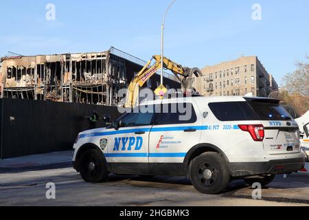 19 gennaio 2022, New York City, New York, Stati Uniti: La città di New York si è rapidamente spostata per demolire quattro (4) case nella sezione Longwood del Bronx che sono state strutturalmente danneggiate da un incendio che ha iniziato con un'esplosione di gas il 18 gennaio 2022. (Credit Image: © G. Ronald Lopez/ZUMA Press Wire) Foto Stock