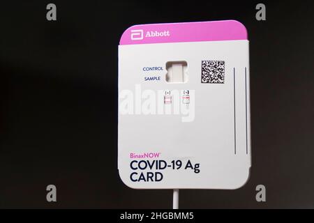 Gennaio 19 2022: Kit di autotest per antigene BinaxNOW COVID-19 di Abbott Laboratories. Foto Stock