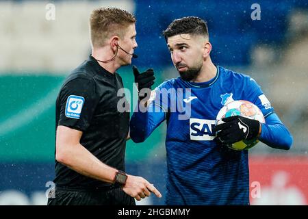 Sinsheim, Germania. 19th Jan 2022. Calcio: Coppa DFB, TSG 1899 Hoffenheim - SC Friburgo, Round of 16, PreZero Arena. Munas Dabbur di Hoffenheim (r) parla con l'arbitro Robert Schröder. Credito: Uwe Anspach/dpa - NOTA IMPORTANTE: In conformità con i requisiti della DFL Deutsche Fußball Liga e della DFB Deutscher Fußball-Bund, è vietato utilizzare o utilizzare fotografie scattate nello stadio e/o della partita sotto forma di immagini di sequenza e/o serie di foto video-simili./dpa/Alamy Live News Foto Stock